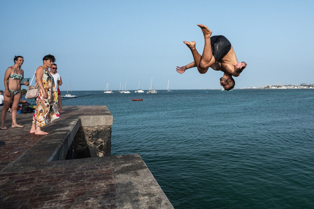 People jump into the water at the port of Corralejo, north of Fuerteventura in the Canary Islands. People try to refresh themselves as a summer heat wave continues. The State Meteorological Agency (AEMET) has activated warnings for high temperatures throughout the islands. The south of Gran Canaria and Fuerteventura stand out, where orange warnings have been activated for temperatures above 37 degrees Celsius.